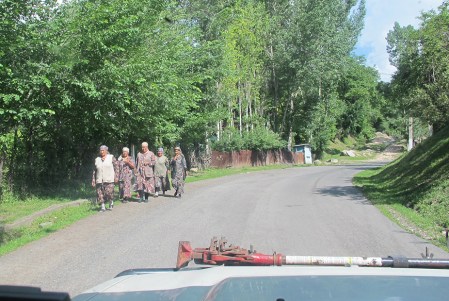 KIRGUISTAN 95 (HACIA ARSLANBOB) LA CARRETERA ESTA MUY CONCURRIDA