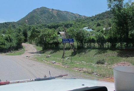 KIRGUISTAN 97 (HACIA ARSLANBOB) POBLADO DE KYZYL SUU QUE SIGNIFICA POCA AGUA ROJA, ES UNA BASE PARA HACER SENDERISMO