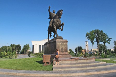UZBEKISTAN 297 (TASKENT) ESTATUA DE TAMERLAN,EN 1219 GENGIS KAN CONQUISTO LA CIUDAD