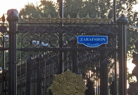 UZBEKISTAN 303 ( TASKENT) EL NUEVO DESARROLLO HA REEMPLAZADO O SUSTITUIDO LOS ICONOS DE LA ERA SOVIÉTICA