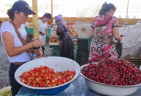 UZBEKISTAN 313 (EL CHORSU BAZAR) LA CALIDAD DE LA FRUTA ES INMEJORABLE