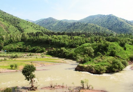UZBEKISTAN 317 (HACIA FERGANA) LOS ORIGENES DEL RIO SIR DARIA QUE EN EL PASADO ALIMENTABA EL MAR DE ARAL