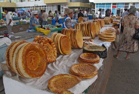 UZBEKISTAN 334 (FERGANA) EL GRAN BAZAR, IMPRESIONANTE LA VARIEDAD DE PANES