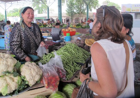 UZBEKISTAN 337 (FERGANA) EL GRAN BAZAR, EL VALLE DE FERGANA ES REPUTADO POR SUS PRODUCTOS AGRICOLAS