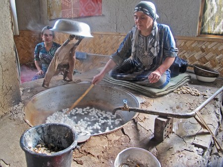 UZBEKISTAN 343 (MARGILON) FABRICA DE SEDA YODGORLIK, LAS PRIMERAS REFERENCIAS A LA CRÍA DEL GUSANO PARA LA OBTENCION DE SEDA DATAN DE 3400 A. C.