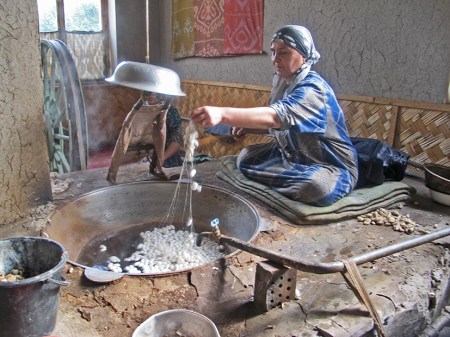 UZBEKISTAN 344 (MARGILON) FABRICA DE SEDA YODGORLIK, CAPULLOS SE METEN EN AGUA CALIENTE A UNOS 90 °C Y DESPUES SE COMIENZA EL DEVANADO