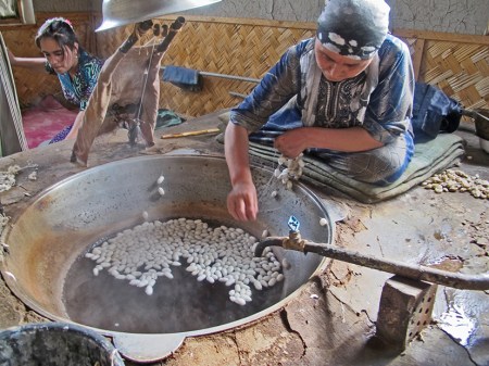 UZBEKISTAN 345 (MARGILON) FABRICA DE SEDA YODGORLIK, A CADA CAPULLO SE LE BUSCA EL COMIENZO DEL HILO PARA PODER DEVANARLO
