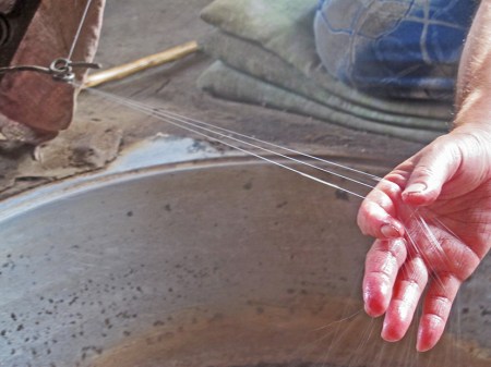 UZBEKISTAN 346 (MARGILON) FABRICA DE SEDA YODGORLIK, UN SOLO CAPULLO PUEDE TENER HASTA 2 KILOMETROS DE HILO