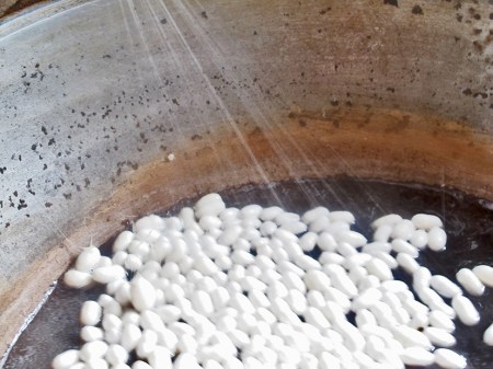 UZBEKISTAN 347 (MARGILON) FABRICA DE SEDA YODGORLIK, CAPULLOS DEVANANDOSE, PROCESO QUE SE LLAMA HILATURA