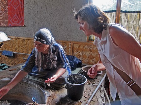UZBEKISTAN 348 (MARGILON) FABRICA DE SEDA YODGORLIK, AQUI TODO EL PROCESO DE FABRICACION DE LA SEDA SE HACE DE FORMA MANUAL Y TRADICIONAL