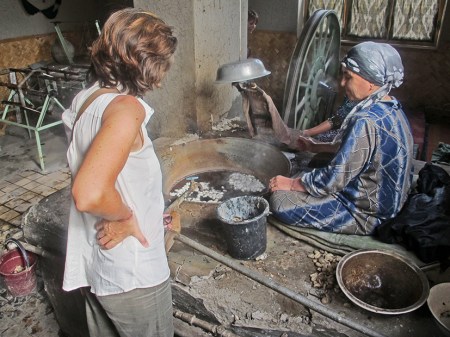 UZBEKISTAN 349 (MARGILON) FABRICA DE SEDA YODGORLIK, EMPLEA A MÁS DE 2.000 TRABAJADORES, ENTRE LOS CRIADORES DE GUSANOS, LA PRODUCION DE SEDA Y LA VENTA