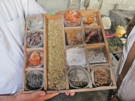 UZBEKISTAN 355 (MARGILON) FABRICA DE SEDA YODGORLIK, LAS MATERIA PRIMAS DE LOS COLORANTES SON A BASE DE PLANTAS, INVERTEBRADOS O MINERALES