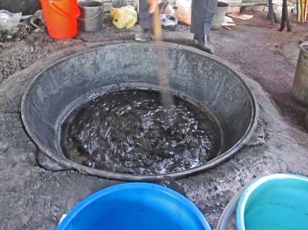 UZBEKISTAN 357 (MARGILON) FABRICA DE SEDA YODGORLIK, RECIPIENTE CON SULFATO DE HIERRO CALIENTE, TONALIZA LA SEDA A COLORES GRISES OSCUROS