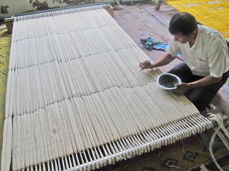 UZBEKISTAN 359 (MARGILON) FABRICA DE SEDA YODGORLIK, PRIMERO SE COLOREAN LOS DIBUJOS MANUALMENTE EN LAS FIBRAS Y LUEGO SE TEJEN