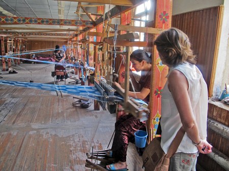 UZBEKISTAN 362 (MARGILON) FABRICA DE SEDA YODGORLIK, EL SISTEMA DE LAS MAQUINAS DE TISAJE SON A BASE DE PEDALES