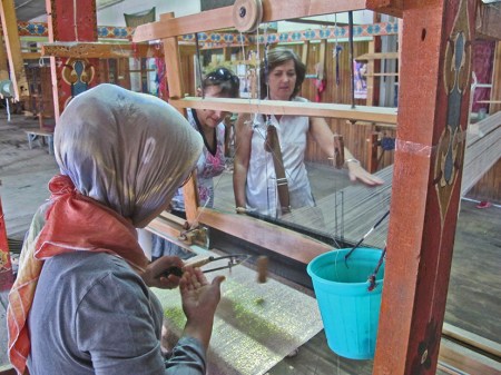 UZBEKISTAN 363 (MARGILON) FABRICA DE SEDA YODGORLIK, LOS TELARES, SOBBRE UNA BASE INCOLORA ESTA OPERARIA INTRODUCE CON SU USO HILO DORADO