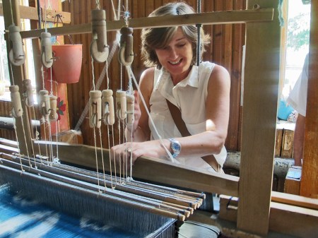 UZBEKISTAN 364 (MARGILON) FABRICA DE SEDA YODGORLIK, LOS TELARES, INCREIBLE ESTOY TEJIENDO