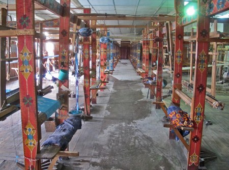 UZBEKISTAN 367 (MARGILON) FABRICA DE SEDA YODGORLIK, LOS TELARES, VISTA GENERAL DE LOS TELARES, QUE AL 80% SON GESTIONADOS POR MUJERES