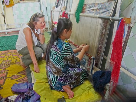 UZBEKISTAN 369 (MARGILON) FABRICA DE SEDA YODGORLIK, LOS TELARES,TECNICA ES VERTICAL ES DISTINTA A LOS TELARES DE TEJIDO