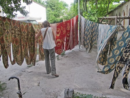UZBEKISTAN 371 (MARGILON) FABRICA DE SEDA YODGORLIK, UNA VEZ ACABADO EL TEJIDO SE LAVA