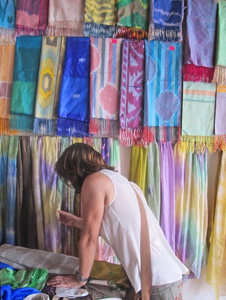 UZBEKISTAN 374 (MARGILON) FABRICA DE SEDA YODGORLIK, A ESTO SE LLAMA COMPRAR A PRECIO DE FABRICA