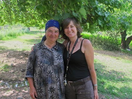 UZBEKISTAN 376 (SALIENDO DEL PAIS) NOS QUEDAMOS A DORMIR EN EL CAMPO DE ESTA SEÑORA