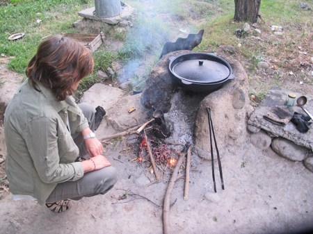 UZBEKISTAN 382 (SALIENDO DEL PAIS) EN UNA COCINA RURAL PREPARANDO EL DIMLAMA UN PLATO TIPICO URBEKE