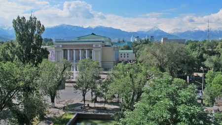 KAZAQUISTAN -2° ENTRADA 10 (ALMATY) VISTA GENERAL, CON LAS MONTAÑAS ZAILIYSKY ALATU AL FONDO
