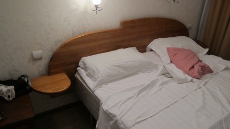 KAZAQUISTAN -2° ENTRADA 4 (ALMATY) HOTEL 4**** AIMA-ATA, DORMITRIO PRINCIPAL CON CAMA DESECHA