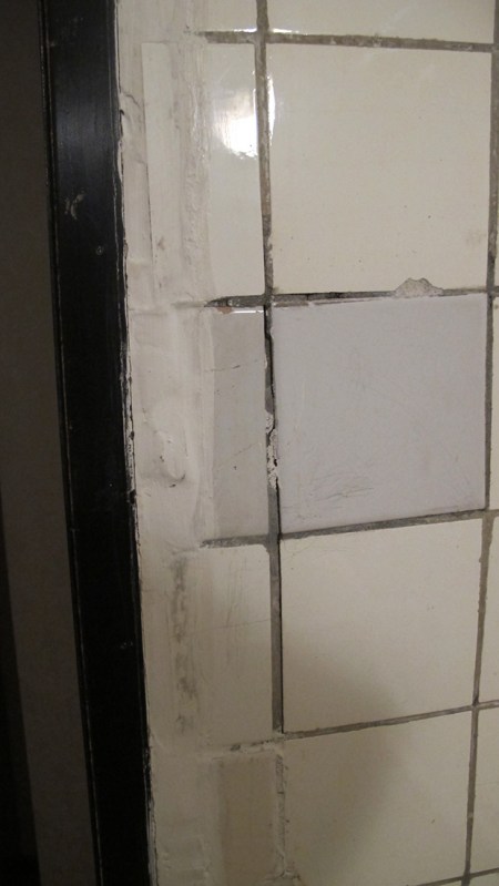 KAZAQUISTAN -2° ENTRADA 7 (ALMATY) HOTEL 4**** AIMA-ATA, ARREGLO DE AZULEJOS EN EL BAÑO