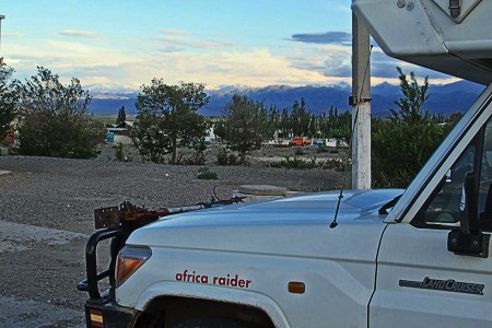 KIRGUISTAN 209 (EL LAGO ISSYK KUL) LA CIUDAD DE BALYKCHY, LLEGANDO AL ATARDECER