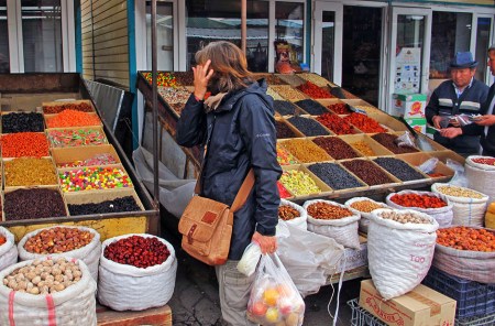 KIRGUISTAN 212 (EL LAGO ISSYK KUL) LA CIUDAD DE BALYKCHY, EN EL MERCADO, HAY UNA GRAN VARIEDAD DE FRUTOS SECOS