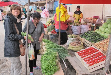 KIRGUISTAN 213 (EL LAGO ISSYK KUL) LA CIUDAD DE BALYKCHY, EN EL MERCADO, LAS VERDURAS SON DE EXCELENTE CALIDAD