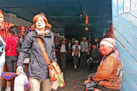 KIRGUISTAN 214 (EL LAGO ISSYK KUL) LA CIUDAD DE BALYKCHY, EN EL MERCADO, EL OLOR EN LAS CARNICERIA ES INSOPORTABLE, PETRA SALIO MAREADA