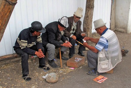KIRGUISTAN 216 (EL LAGO ISSYK KUL) LA CIUDAD DE BALYKCHY, PARTIDA DE CARTAS CALLEJERA