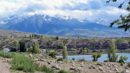 KIRGUISTAN 232 (EL LAGO ISSYK KUL) HACIA LA LAGUNA DE TYZDUU KYL, LA ALDEA DE KYZYL-TUU CONSIDERADA COMO UN LUGAR SAGRADO CUBIERTO DE ALAMOS. EN EL SIGLO XIX, ANTES DEL ESTABLECIMIENTO DEL PODER SOVIETICO