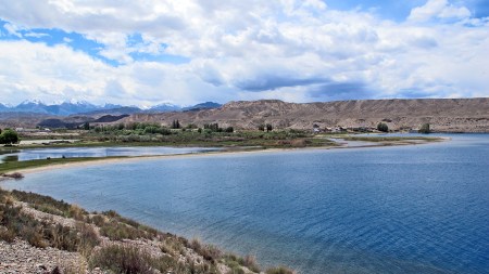 KIRGUISTAN 233 (EL LAGO ISSYK KUL) HACIA LA LAGUNA DE TYZDUU KYL, LA ALDEA DE KYZYL-TUU, ZONA DE LAS SALINAS