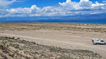 KIRGUISTAN 235 (EL LAGO ISSYK KUL) HACIA LA LAGUNA DE TYZDUU KYL, DEJAMOS EL COCHE PARA IR A PIE AL PEQUENO LAGO QUE ESTA A TRES KILOMETROS