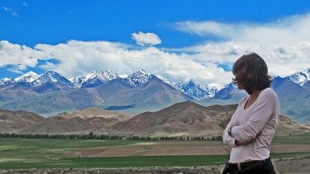 KIRGUISTAN 243 (EL LAGO ISSYK KUL) FRENTE A LA CORDILLERA DE KUNGEY ALATAU