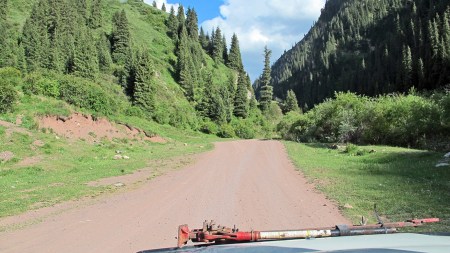 KIRGUISTAN 244 (JETY-ÖGHUZ, EL VALLE DE LAS FLORES) TOMAMOS EL CAMINO HACIA EL CAÑON DE JETY-OGHUZ