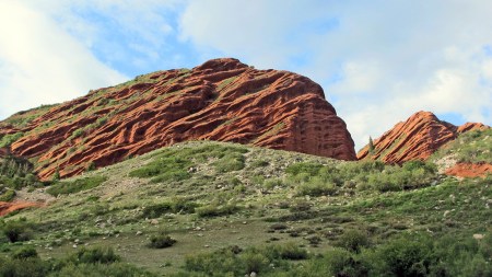 KIRGUISTAN 246 (JETY-ÖGHUZ, EL VALLE DE LAS FLORES) VEMOS EXTRAORDINARIOS ACANTILADOS DE ARENISCA ROJA COMO EL LLAMADO DE LOS SIETE TOROS