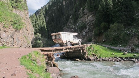 KIRGUISTAN 247 (JETY-ÖGHUZ, EL VALLE DE LAS FLORES) HAY UN SIN FIN DE PUNTECITOS POR EL DESFILADERO