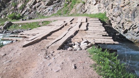 KIRGUISTAN 248 (JETY-ÖGHUZ, EL VALLE DE LAS FLORES) ALGUNOS PUENTES ESTAN EN REGULAR ESTADO
