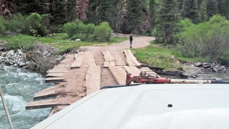 KIRGUISTAN 252 (JETY-ÖGHUZ, EL VALLE DE LAS FLORES) ALGUNOS PETRA LOS HACE ANDANDO, PARA BUSCAR LOS SITIOS MENOS ROTOS