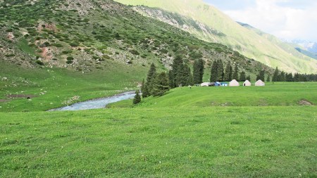 KIRGUISTAN 256 (JETY-ÖGHUZ, EL VALLE DE LAS FLORES) EL NOMBRE DE ESTE VALLE LE VIENE POR LA CANTIDAS DE AMAPOLAS QUE NACEN EN MAYO, SOLO POR UNOS POCOS DIAS