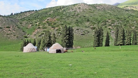 KIRGUISTAN 258 (JETY-ÖGHUZ, EL VALLE DE LAS FLORES) LOS NOMADAS VIVEN AQUI SOLO EN VERANO