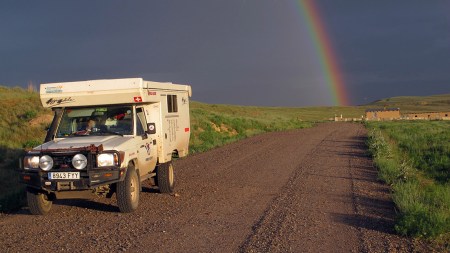 KIRGUISTAN 263 (JETY-ÖGHUZ, EL VALLE DE LAS FLORES) DE NUEVO EN LA CARRETEA DEL LAGO ISSYK KUL