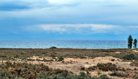 KIRGUISTAN 267 (EN CAMINO A KAZAJISTAN) DE NUEVO EL LAGO ISSYK KUL, BUSCAMOS OTRO PUESTO FRONTERIZO