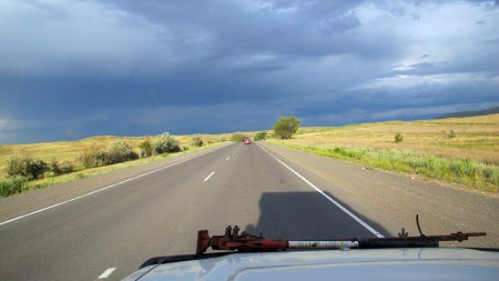 KIRGUISTAN 268 (EN CAMINO A KAZAJISTAN) POR UNA PERFECTA CARRETERA HACIA EL PUESTO FRONTERIZO DE TOKMAK