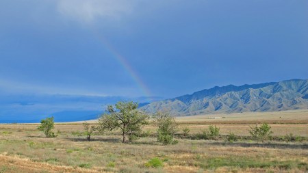 KIRGUISTAN 269 (EN CAMINO A KAZAJISTAN) LAS MONTANAS DE LA DERECHA PERTENECEN YA A KAZAJISTAN